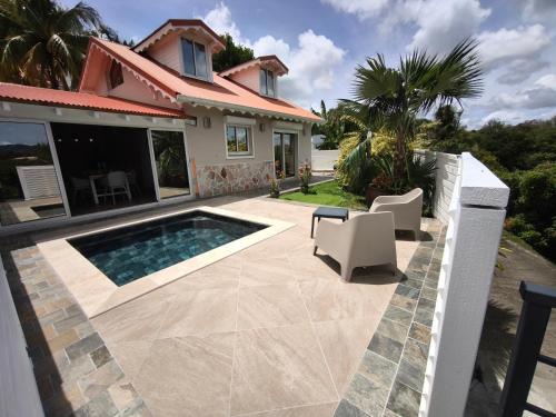 Le Lamentin House | Villa 4 étoiles MWoodsuite MartiniqueSun - Coquet & Central avec piscine et jardin privé