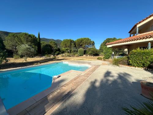 Laroque-des-Alberes House | Villa 4 Faces à Laroque-des-Albères avec Piscine et Terrasse - FR-1-732-67