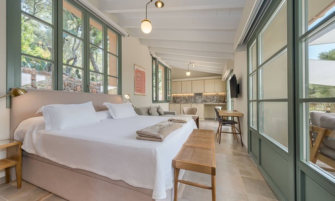 Esporles House | Villa #8- Life in middle of a vineyard, with a 600 Mb WIFI. Made for Nomads.