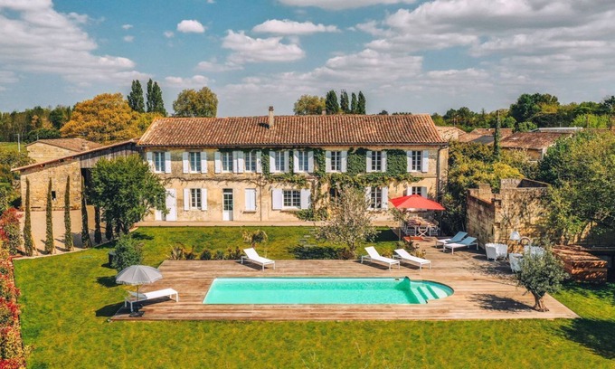 Les Artigues-de-Lussac Villa | Villa Artigue - Five Bedroom Villa, Sleeps 12