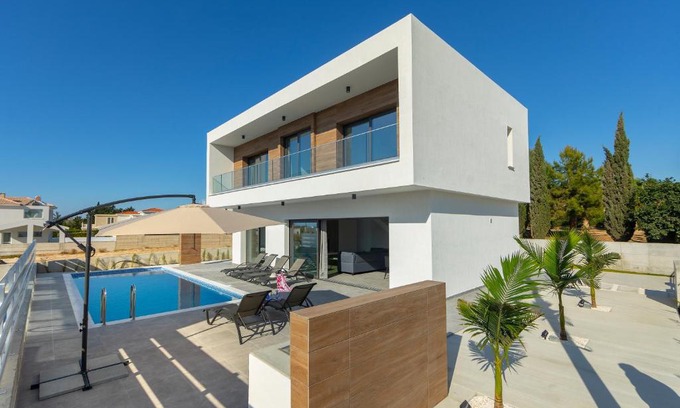 Pegeia Villa | Villa Andre, walking distance to Coral Bay