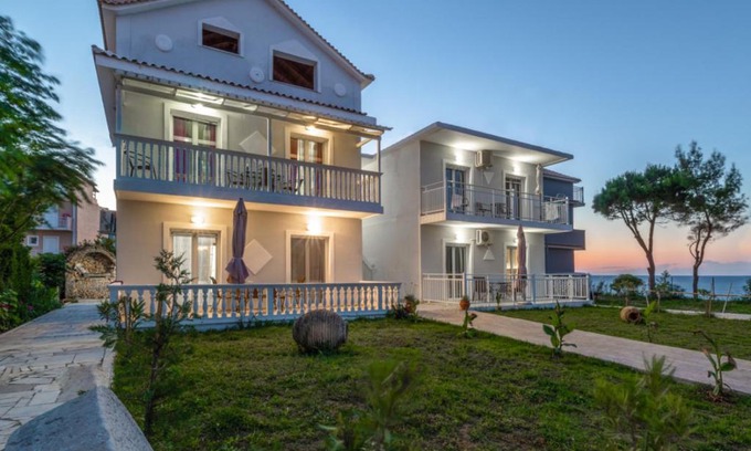 Amoudi Apartment | Villa Antonis deluxe apartments