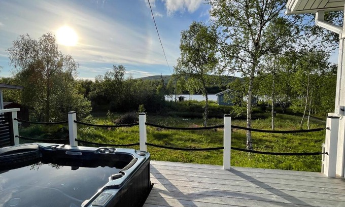 Nuorgam House | Villa Arktika porealtaallinen mökki Nuorgamissa Tenojoen ja tunturien vieressä