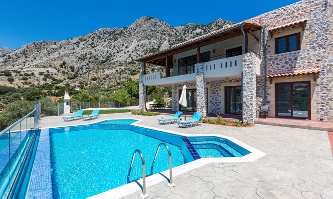 Asigonia Villa | Villa Asigonia with Heated Pool & Whirlpool