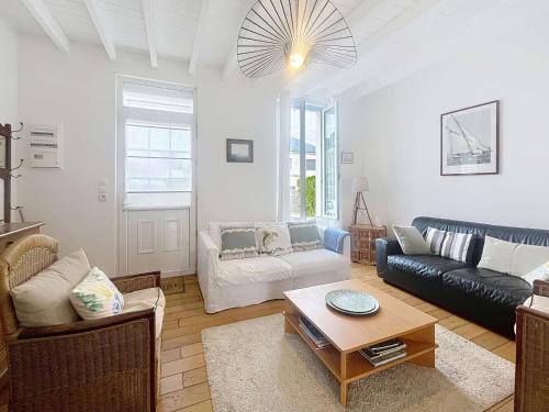 Jullouville House | Villa au Calme avec Jardin, Proche Plage et Commerces, Wifi et Équipements Complets - FR-1-361-117