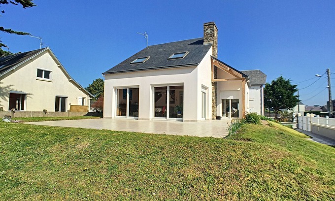 Jullouville-les-Pins House | Villa avec Jardin, à 100m de la Plage et Proche Commerces - Spacieuse et Confortable
