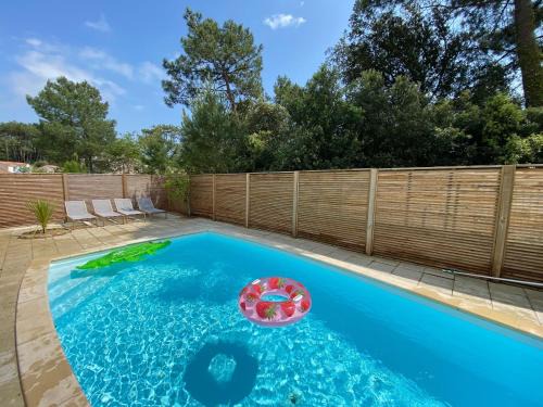 La Tranche-sur-Mer House | Villa avec piscine chauffée proche plage, WiFi, billard et garage à La Tranche-sur-Mer - FR-1-22-333