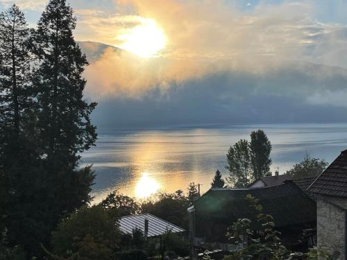 Conjux Villa | Villa avec vue lac panoramique proche de la plage