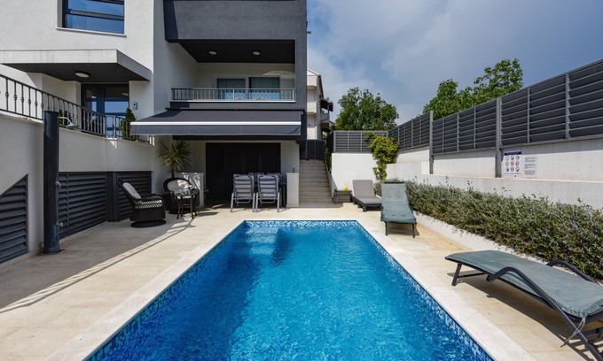 Sveti Filip i Jakov Villa | Villa Azzuro with jacuzzi and pool