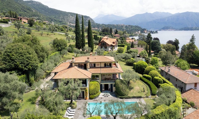 Azzano Villa | [Villa Balbianello] Pool and Covered Parking