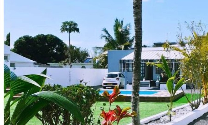 Quatre Cocos House | Villa Bella 2 bed bungalow with stunning garden, pool & only 5 mins from beach.