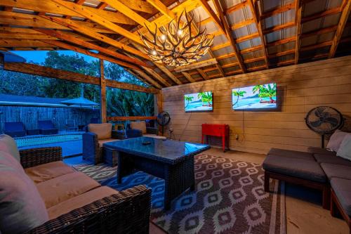 Bradenton House | Villa Bella! Amazing pool home with cabana just minutes from downtown!