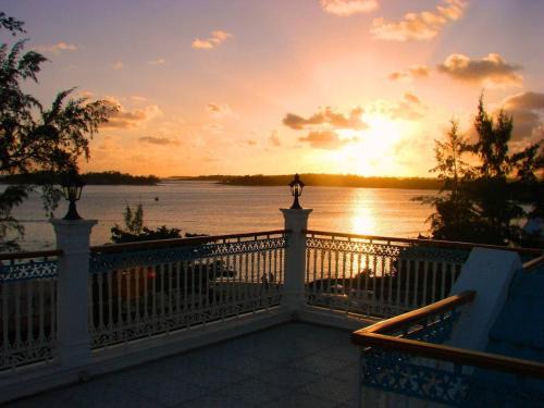 Blue Bay House | Villa Bella Charming Beachfront Guesthouse