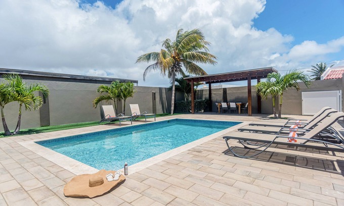Bakval Villa | Villa Blue Heaven- 4BR-4BA-4BE, 2 min drive to BEACH!