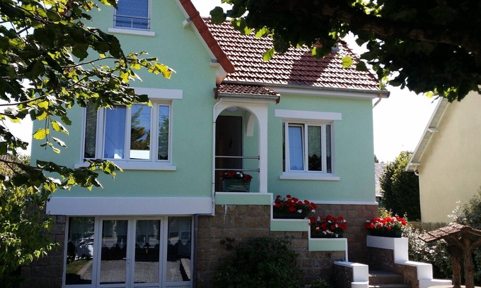 Jullouville Villa | VILLA BORD DE MER TOUT CONFORT JULLOUVILLE (EV charging station available)