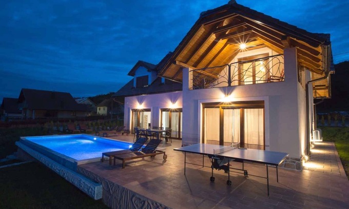 Ogulin Villa | Villa by the lake with swimming pool