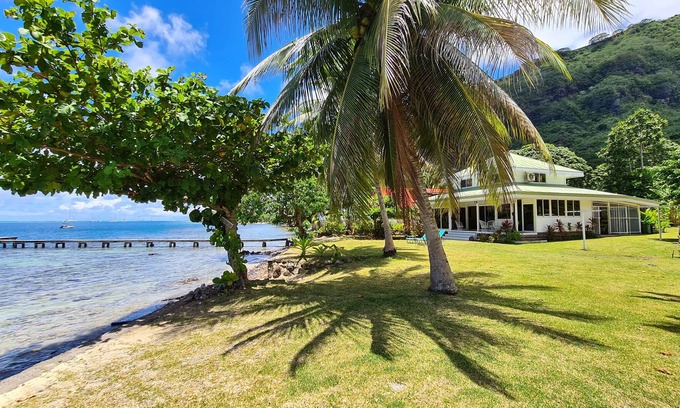 Pihaena House | Villa by the sea with beach and huge garden in the heart of the bay.