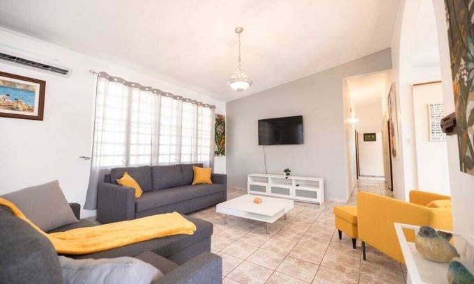 Vivi Abajo House | Villa Campiña Family Home Scenic Mountain Views