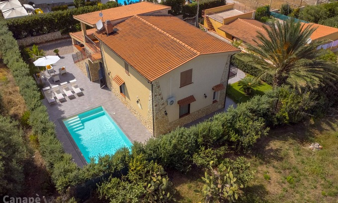 Salina Villa | VILLA CANAPé