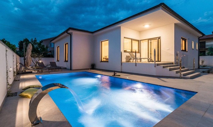 Skatari Villa | Villa Casa L for 10 people near Pula with heated salt - water pool and pet friendly