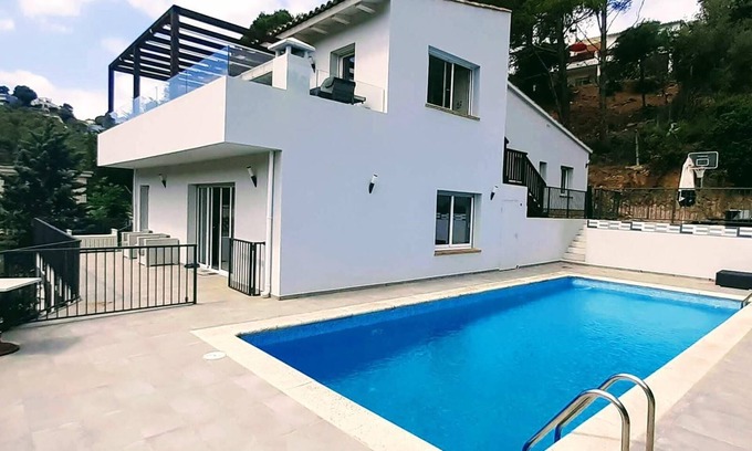 Sa Riera Villa | Villa Casa Nuestra with Private Pool, Garden & Wi-Fi