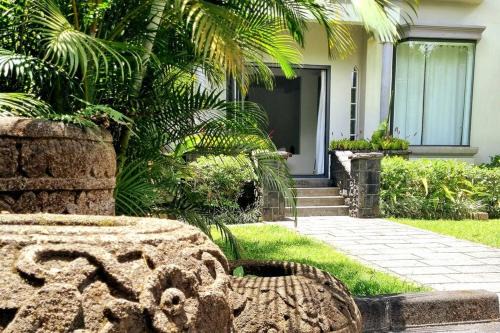 Eau Coulee Apartment | Villa Chambly (Garden & River)