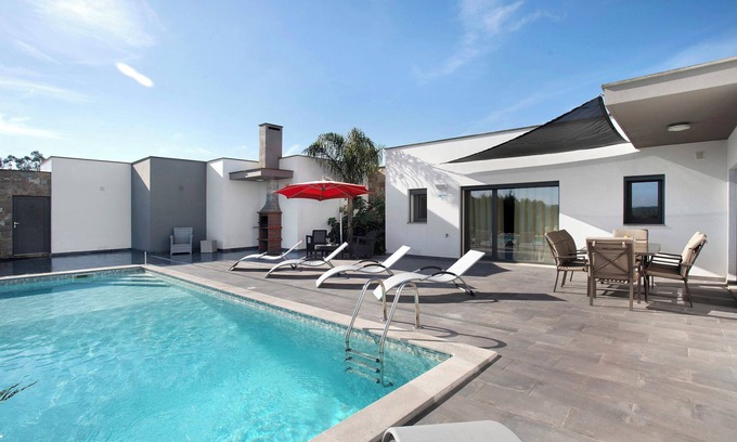Caldas da Rainha Villa | Villa 'Colina' with Mountain View, Private Pool and Wi-Fi