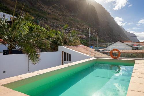 Prazeres Villa | villa com piscina entre o mar e as montanhas