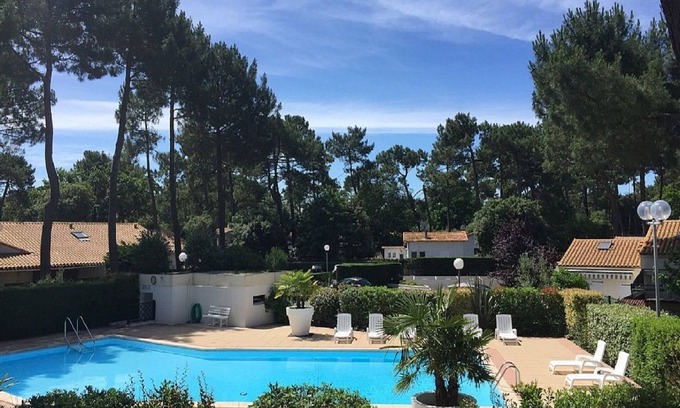 Les Mathes Villa | Villa comfort, 300 m from the center, enclosed garden in a private parking pinewood
