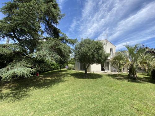 Fouras House | Villa Confortable à Fouras, Proche Mer, 3 Chambres, Terrasse, Jardin, WiFi - FR-1-709-59
