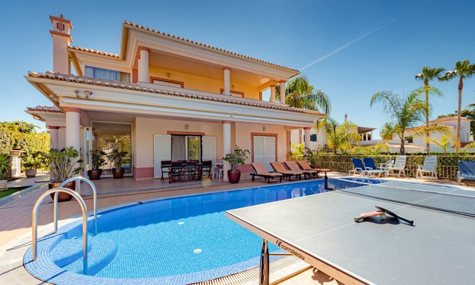 Albufeira Villa | Villa Cor de Rosa is a modern, spacious villa close to Albufeira