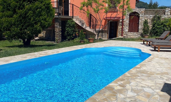 Roznava Villa | Villa Coral - Beautiful Poolside Oasis