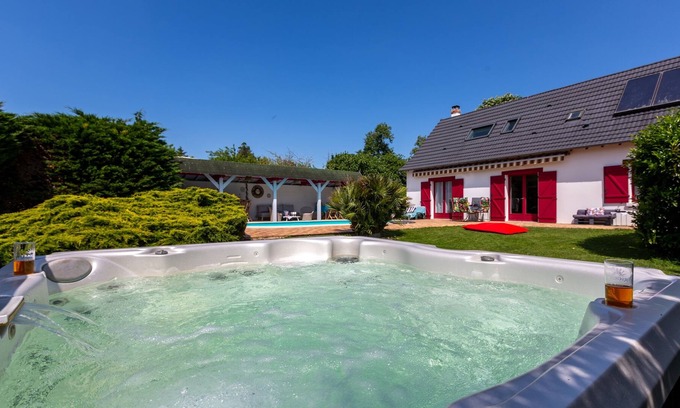 Saint-Doulchard House | Villa Cosmique - Maison avec piscine et jacuzzi