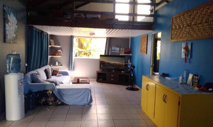 Teahupoo Bed & Breakfast | VILLA DE LA BAIE - Bed and breakfast with feet in the water