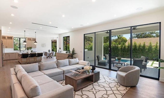 Sherman Oaks Villa | Villa De Magnolia Modern Design 5 bed Villa with a Pool