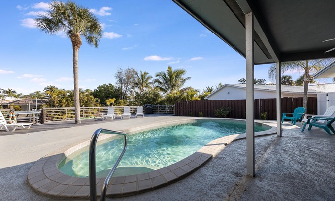 Siesta Key House | Villa De Paradisio | Waterfront Home w/Private Pool, Fishing Dock, Close to Beach & Village!