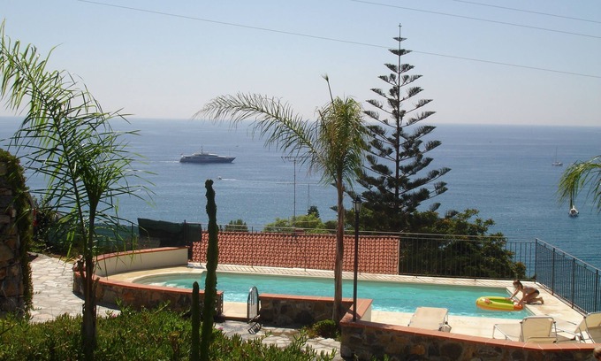 Regione Ronchi Apartment | Villa del mare ligure mit shared pool HEATING