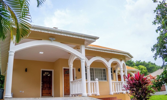 Pembroke House | Villa del Nique - Modern and serene 4-bedroom house in Pembroke