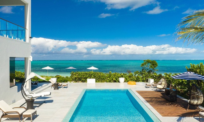 Providenciales House | Villa DelEvan 4E/Beachfront 6 bedroom house on the Grace Bay Beach,
