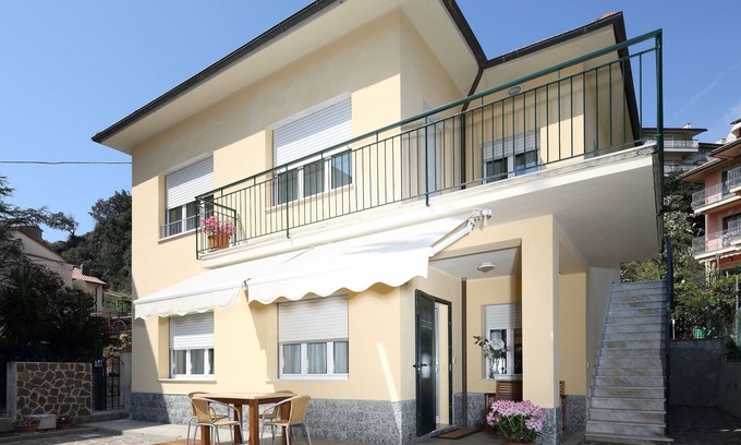Deiva Marina Villa | Villa delle Ciliegie Orchidea apartment 2 minutes from Deiva beach
