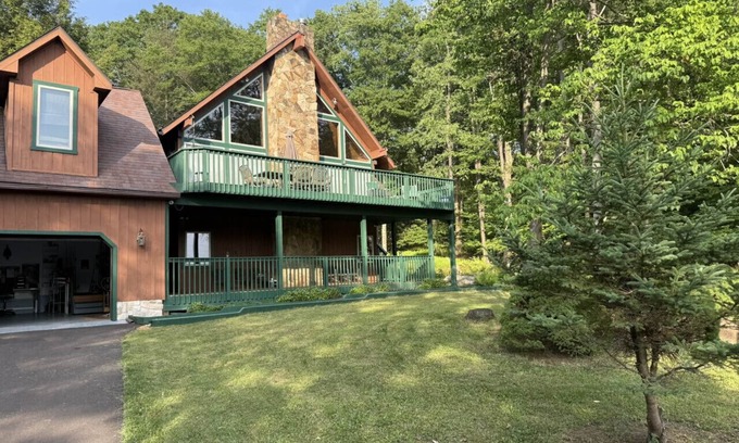 Alpine Lake Cabin | Villa deTuar - lake views and pet friendly!