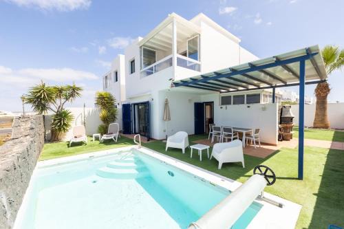 Playa Blanca Villa | Villa Dompi con vistas al mar y a Fuerteventura