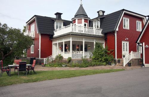 Borgholm House | Villa Ekebo Bed & Kitchen