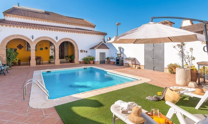 Alameda Villa | Villa el Señorío Alameda by Ruralidays