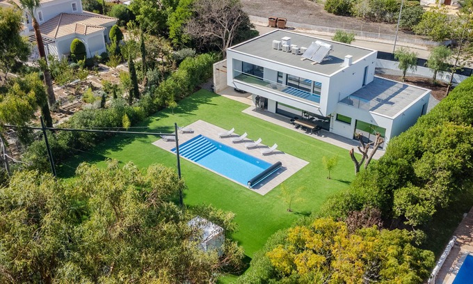 Portimao Villa | Villa Elodie Private pool, parking, free wifi. 5minutes Praia Da Rocha