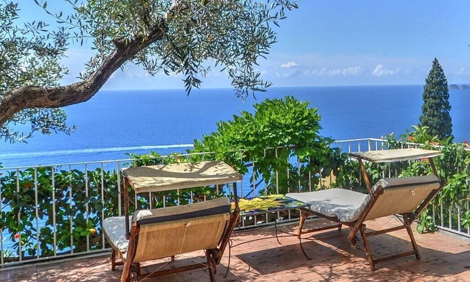 Positano Villa | Villa Ermelinda: A splendid and luminous three-story villa situated in a quiet location, a few minutes from the town center, with Free WI-FI.