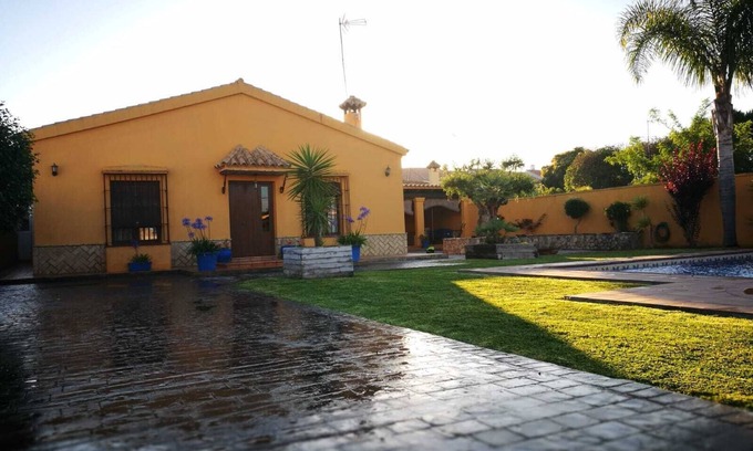 Chiclana de la Frontera Villa | Villa of 1000 m2 with private pool.