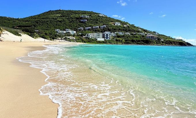 Indigo Bay Apartment | Villa España. Beautiful apartment overlooking a spectacular beach