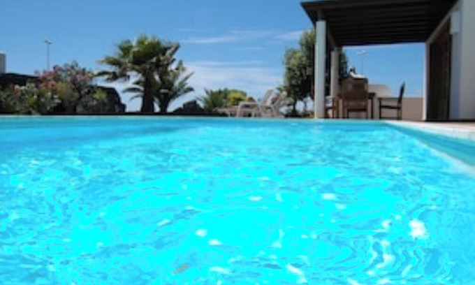 Playa Blanca Villa | Villa Espaciosa con Piscina Climatizada y Amplio Patio Privado