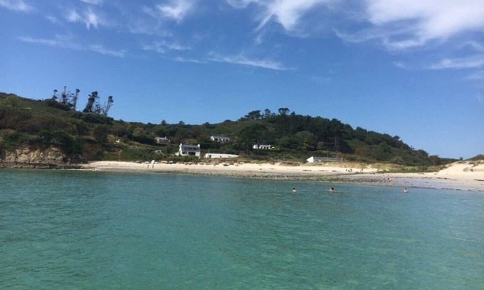 Plouarzel House | Villa feet in the water